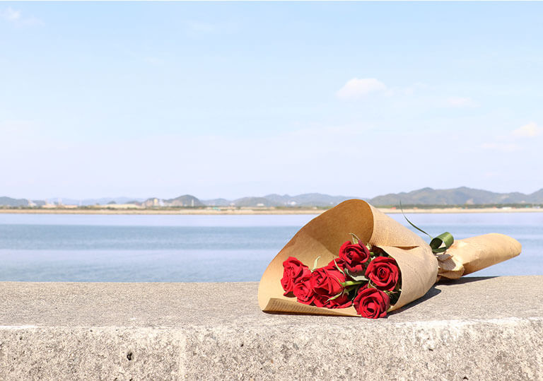笠岡の海とハックルベリーフィンで育てたバラの花束です。